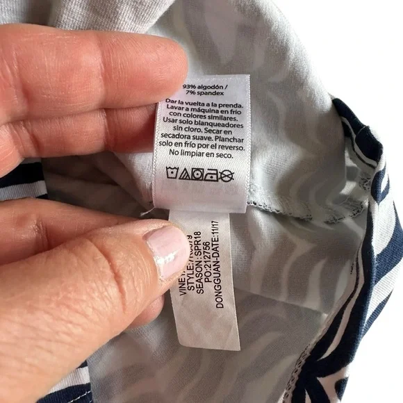 Vineyard Vines | Little Girl Blue & White Stripe Wavy Skirt Size 3T - Picture 2 of 5